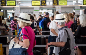 ep archivo   diferentes viajeros esperan en el puesto de check in de la compania vueling en el