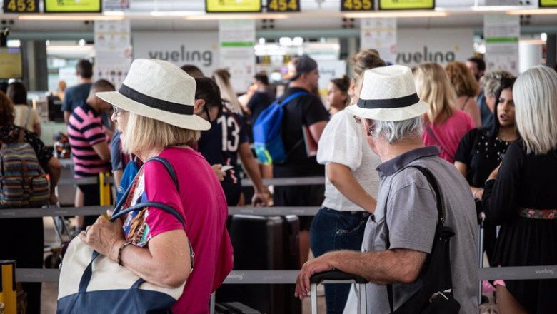 Archivo - Diferentes viajeros esperan en el puesto de Check-In de la compañía Vueling en el Aeropuerto 'Josep Tarradellas Barcelona-El Prat', | David Zorrakino - Europa Press - Archivo ep archivo diferentes viajeros esperan en el puesto de check in de la compania vueling en el