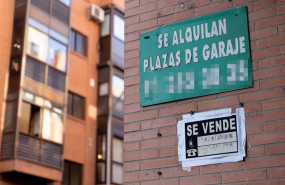 ep archivo   foto de archivo de un cartel de se alquila plaza de garaje