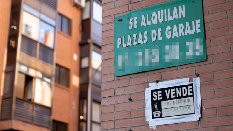 ep archivo foto de archivo de un cartel de se alquila plaza de garaje ep archivo foto de archivo de un cartel de se alquila plaza de garaje