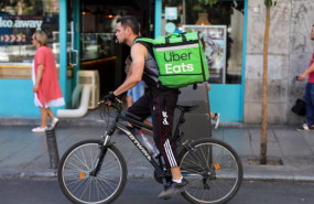 ep archivo fotografia de un repartidor de la empresa de reparto uber eats transitando en bicicleta ep archivo fotografia de un repartidor de la empresa de reparto uber eats transitando en bicicleta