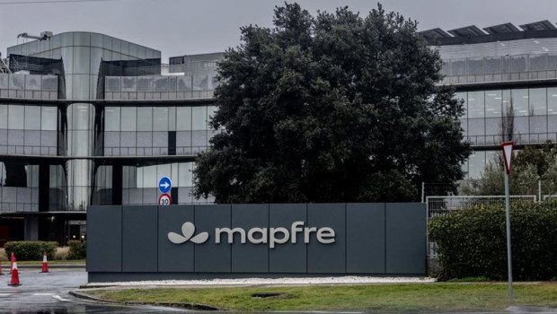ep archivo   imagen de mapfre implantada en las fachadas de las oficinas centrales de la aseguradora
