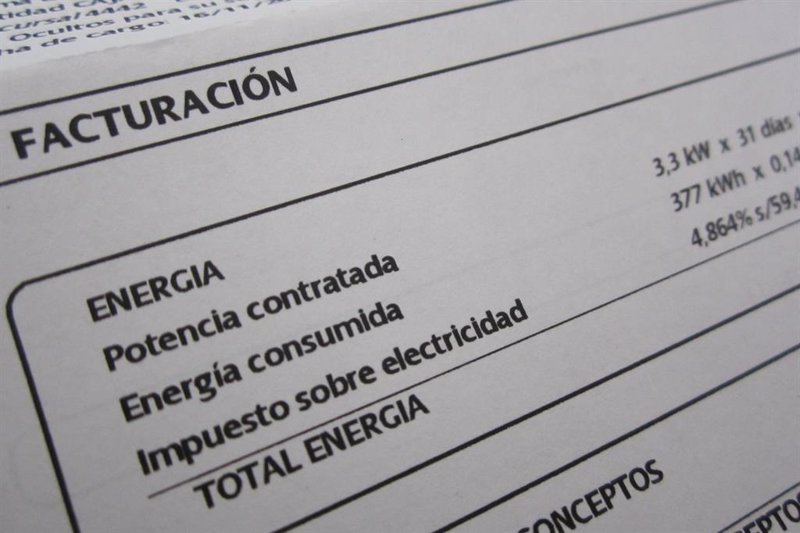 Bruselas condiciona su sí al tope al gas a que España cambie la tarifa regulada de la luz