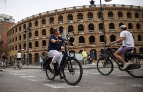 ep archivo un hombre conduce un bicitaxi por las inmediaciones de la plaza de toros de valencia a ep archivo un hombre conduce un bicitaxi por las inmediaciones de la plaza de toros de valencia a