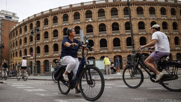 ep archivo   un hombre conduce un bicitaxi por las inmediaciones de la plaza de toros de valencia a