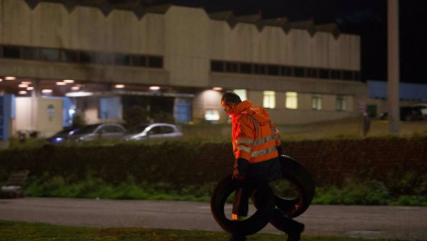 ep archivo   un trabajador quema neumaticos durante una huelga general para reivindicar un futuro