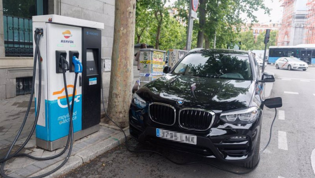 ep archivo   un vehiculo en un punto de recarga electrica de repsol a 26 de mayo de 2023 en madrid