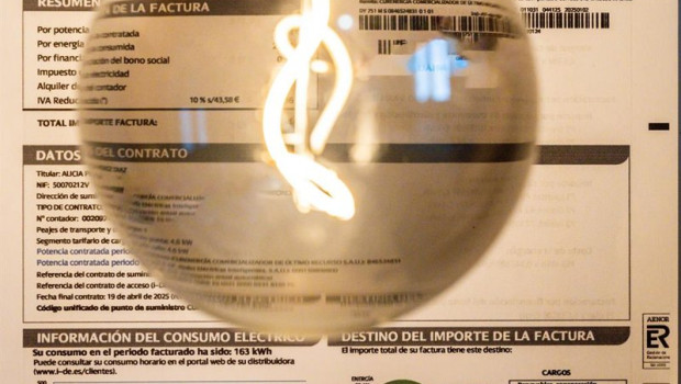 ep archivo una bombilla sobre una factura a 9 de enero de 2025 en madrid espana ep archivo una bombilla sobre una factura a 9 de enero de 2025 en madrid espana