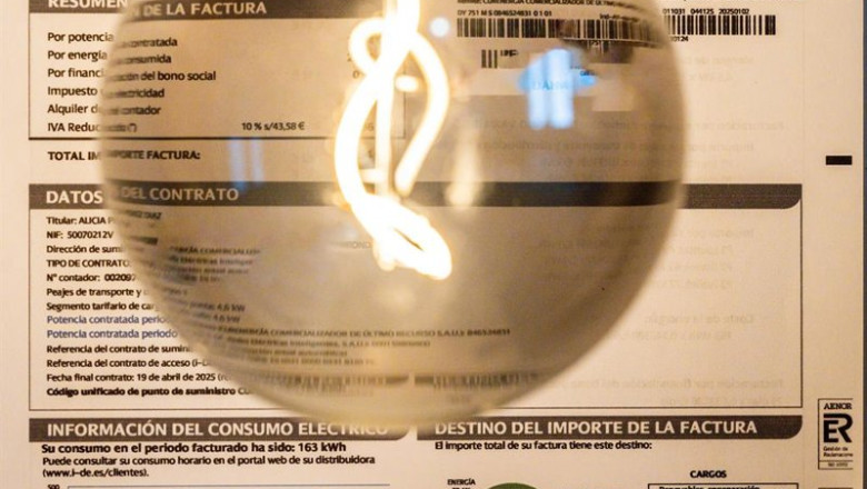 Archivo - Una bombilla sobre una factura, a 9 de enero de 2025, en Madrid (España). | Ricardo Rubio - Europa Press - Archivo ep archivo una bombilla sobre una factura a 9 de enero de 2025 en madrid espana