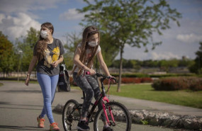 ep archivo   una mujer con su hija pasean por el parque en sevilla andalucia espana a 28 de abril de