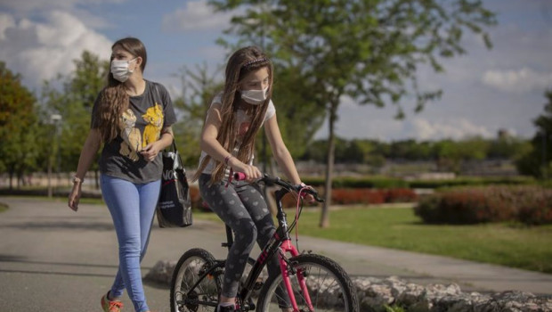 ep archivo   una mujer con su hija pasean por el parque en sevilla andalucia espana a 28 de abril de