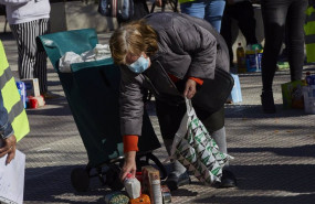 ep archivo   una mujer recoge los productos de alimentacion donados por parte de la despensa