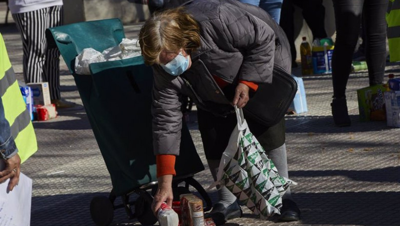 ep archivo una mujer recoge los productos de alimentacion donados por parte de la despensa ep archivo una mujer recoge los productos de alimentacion donados por parte de la despensa