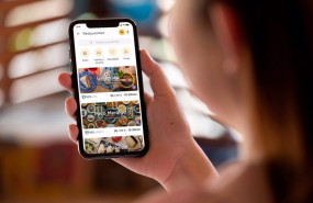 ep archivo   una persona sostiene un telefono con la aplicacion de glovo abierta