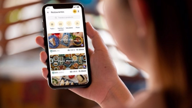 ep archivo   una persona sostiene un telefono con la aplicacion de glovo abierta