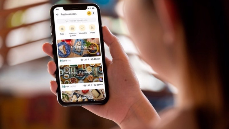 ep archivo   una persona sostiene un telefono con la aplicacion de glovo abierta