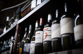 ep archivo   varias botellas de vino en el lineal de una tienda