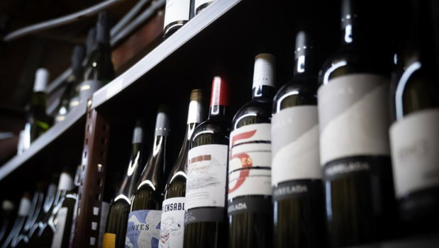 ep archivo   varias botellas de vino en el lineal de una tienda