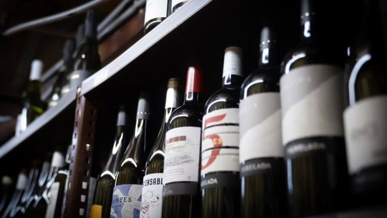 ep archivo   varias botellas de vino en el lineal de una tienda