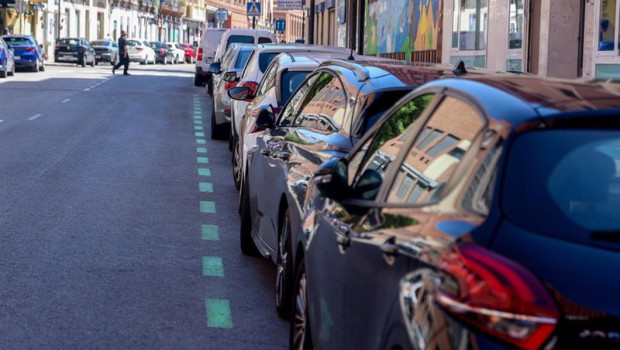 ep archivo varios coches aparcados en zona verde en madrid espana ep archivo varios coches aparcados en zona verde en madrid espana