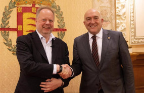 ep carnero y palmer se estrechan la mano tras reunirse en el ayuntamiento de valladolid