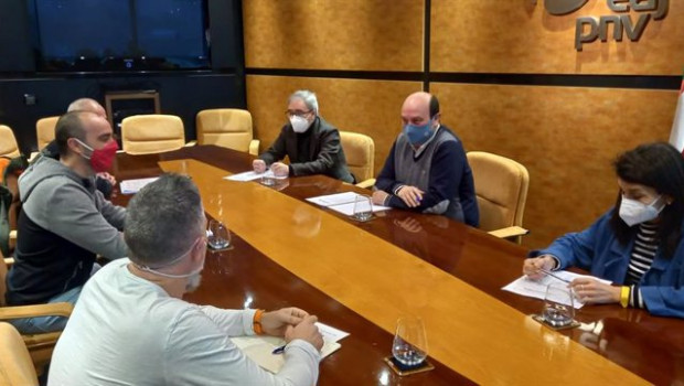 ep delegaciones del pnv ela y lab se reunen en sabin etxea en bilbao para hablar de la reforma
