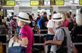ep diferentes viajeros esperanpuestocheck-inla compania vuelingaeropuerto josep tarradellas barcelona-prat durantehuelgapersonaltierraiberiabarcelonapasado julio ep diferentes viajeros esperanpuestocheck-inla compania vuelingaeropuerto josep tarradellas barcelona-prat durantehuelgapersonaltierraiberiabarcelonapasado julio