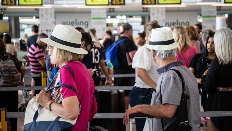 Diferentes viajeros esperan en el puesto de Check-In de la compañía Vueling en el Aeropuerto 'Josep Tarradellas Barcelona-El Prat', durante la huelga del personal de tierra de Iberia en Barcelona el pasado julio. | David Zorrakino - Europa Press ep diferentes viajeros esperanpuestocheck-inla compania vuelingaeropuerto josep tarradellas barcelona-prat durantehuelgapersonaltierraiberiabarcelonapasado julio