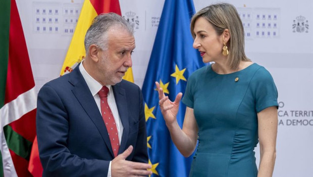 ep el ministro de politica territorial y memoria democratica angel victor torres junto a la