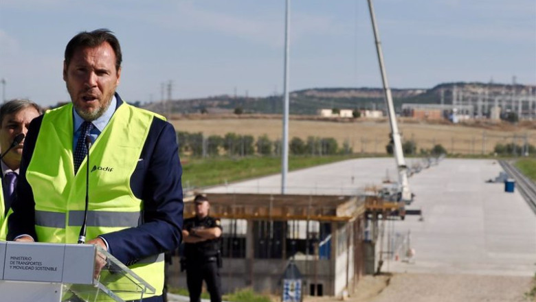 El ministro de Transportes y Movilidad Sostenible, Óscar Puente, durante su visita a las obras de la futura estación intermodal de mercancías, en Valladolid, este lunes. | Photogenic/Claudia Alba - Europa Press ep el ministro de transportes y movilidad sostenible oscar puente durante su visita a las obras de
