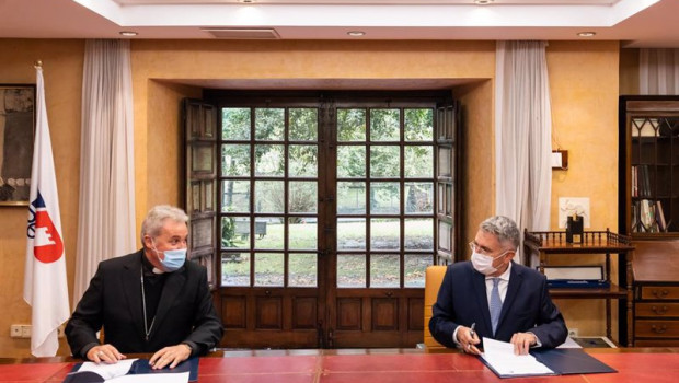 ep el presidente de petronor emiliano lopez atxurra y el administrador apostolico de bilbao mario