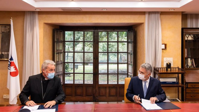 El presidente de Petronor, Emiliano López Atxurra, y el administrador apostólico de Bilbao, Mario Iceta, firman el acuerdo. | INIGO SIERRA ep el presidente de petronor emiliano lopez atxurra y el administrador apostolico de bilbao mario