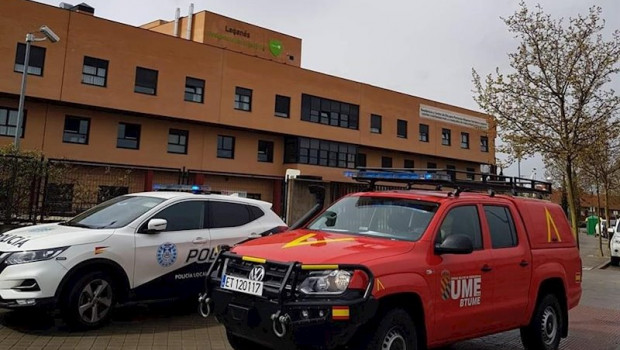 ep imagen de recurso de una residencia de leganes con vehiculos de policia local y de proteccion