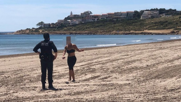ep intervencion policial en la playa de alicante