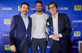 ep jorge de la vega director comercial y de marketing de laliga aritz aduriz embajador de laliga y