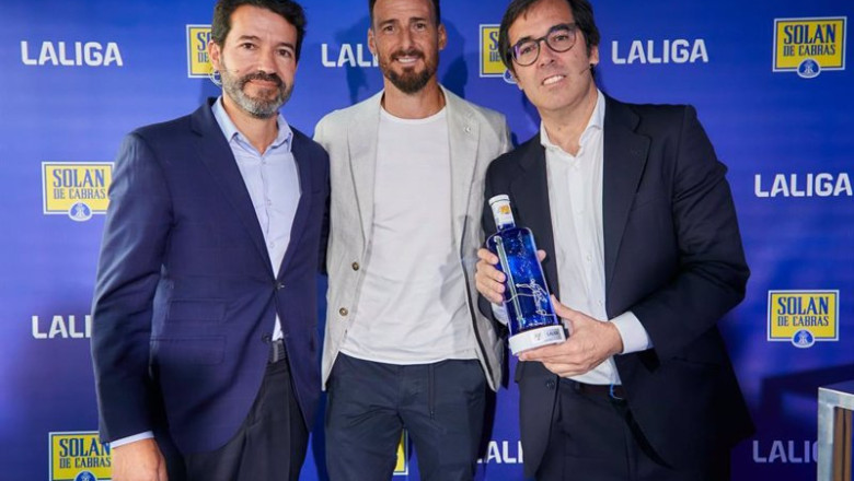 ep jorge de la vega director comercial y de marketing de laliga aritz aduriz embajador de laliga y ep jorge de la vega director comercial y de marketing de laliga aritz aduriz embajador de laliga y