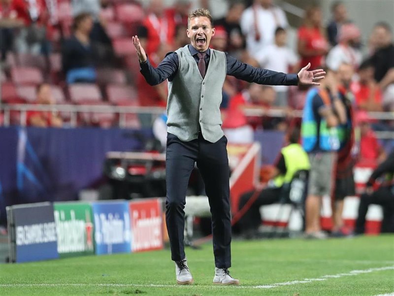 ep julian naggelsman dando ordenes en un partido del red bull leipzig