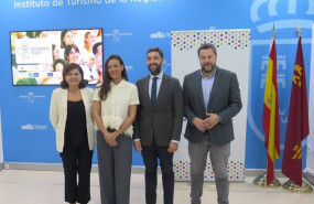 ep la consejera carmen conesa con la directora de gastroactitud el responsable de comunicacion de