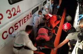 ep la guardia costiera italiana evacuaopen armsdos mujeres embarazadas