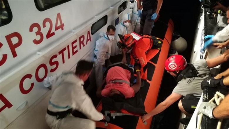 La Guardia Costiera italiana evacúa del Open Arms a dos mujeres embarazadas | OPEN ARMS ep la guardia costiera italiana evacuaopen armsdos mujeres embarazadas