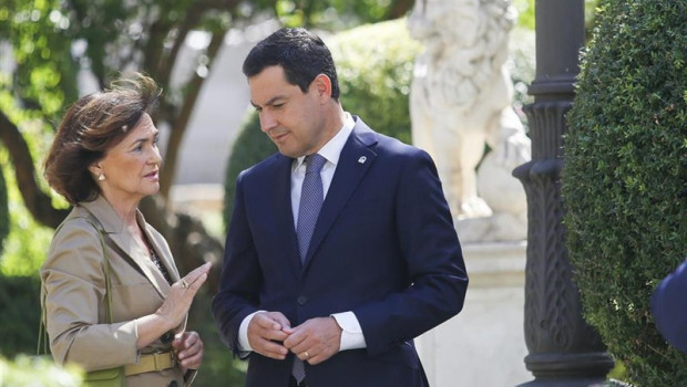 ep la vicepresidenta del gobierno en funciones carmen calvo junto al presidente de la junta juanma