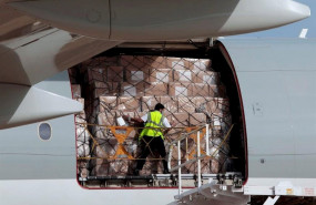 ep llegada de un nuevo avion con material sanitario a la comunitat valenciana