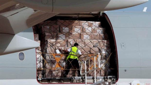 ep llegada de un nuevo avion con material sanitario a la comunitat valenciana