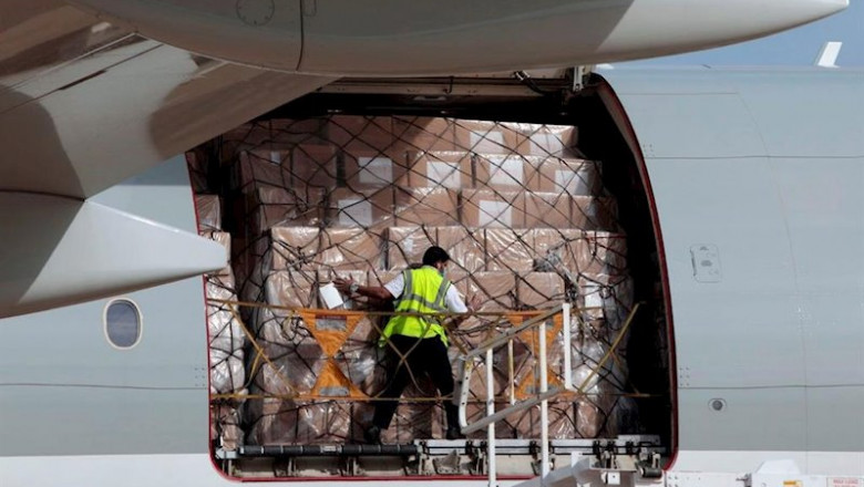 ep llegada de un nuevo avion con material sanitario a la comunitat valenciana