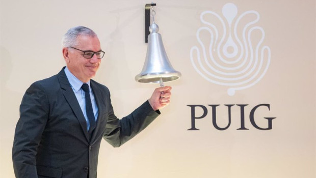 ep marc puig toca la campana en la salida a bolsa de la compania puig