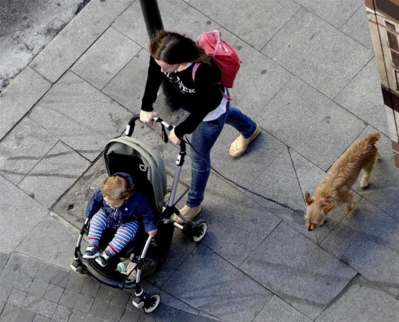 ep mujer paseando en la calle con un nino ep mujer paseando en la calle con un nino