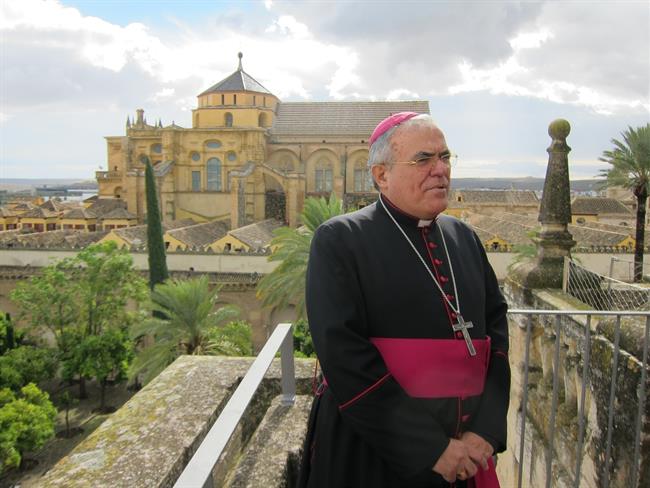 El obispo de Córdoba, Demetrio Fernández, con la Catedral al fondo | Europa Press/Archivo ep obispocordoba demetrio fernandez concatedralfondo
