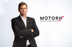 ep pablo barrios responsable de motork espana junto al nuevo logo de la empresa