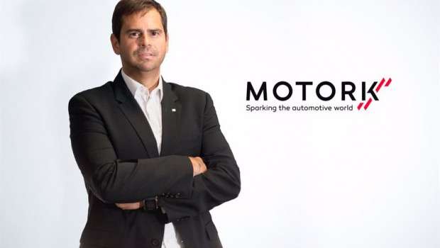 ep pablo barrios responsable de motork espana junto al nuevo logo de la empresa