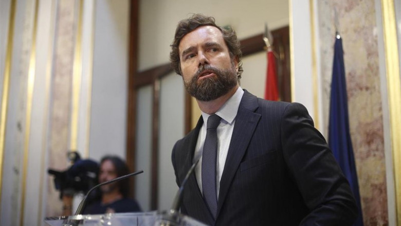 El portavoz de Vox en el Congreso de los Diputados, Iván Espinosa de los Monteros, en rueda de prensa tras la segunda votación para la investidura del candidato socialista a la Presidencia del Gobierno, la cual ha resultado fallida. | Eduardo Parra - Europa Press ep portavozvoxcongresolos diputados ivan espinosalos monteros en ruedaprensala segunda votacionla investiduracandidato socialistala presidenciagobierno laha resultado fallida